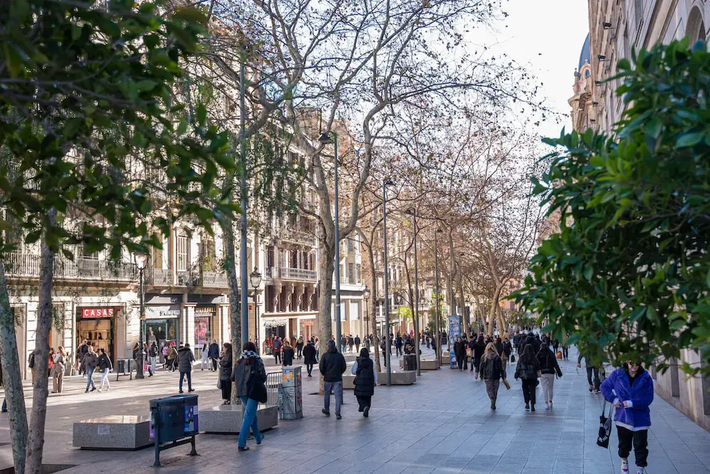 El Portal de l’Àngel pierde presencia de la moda y gana diversidad comercial